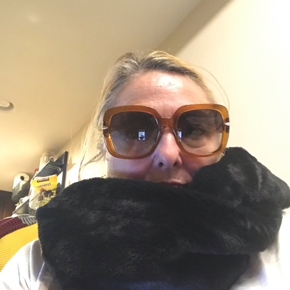 Faux fur wrap very comfortable and flattering - Picture 2 of 3